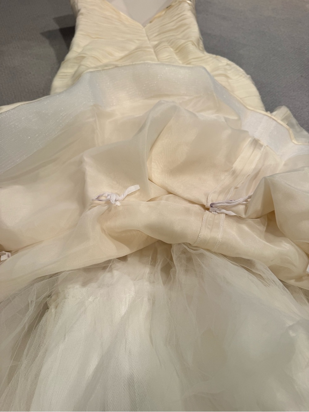 Vera Wang Wedding Gown - Picture 5 of 8